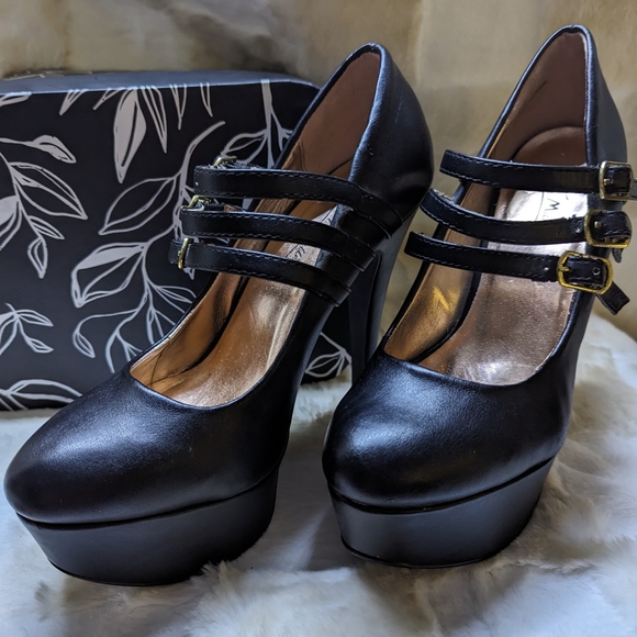 Size 7 Ann Michelle stiletto, black stripe strapped and 51/2 in heel. - Picture 2 of 9